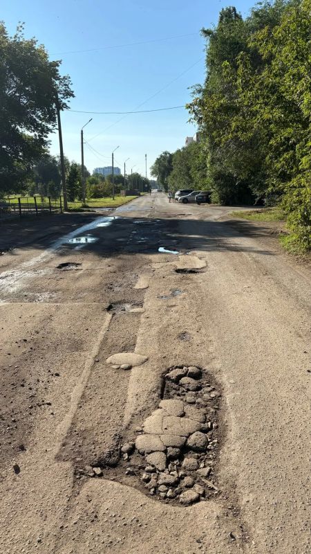«Минное поле» на улице Конституции СССР: В Оренбурге показали ямы глубиной до 30 см «Минное поле» на улице Конституции СССР: В Оренбурге показали ямы глубиной до 30 см