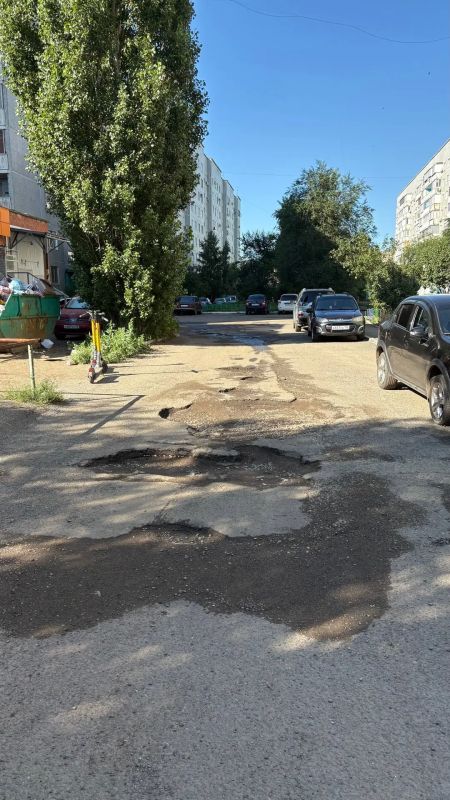 «Минное поле» на улице Конституции СССР: В Оренбурге показали ямы глубиной до 30 см «Минное поле» на улице Конституции СССР: В Оренбурге показали ямы глубиной до 30 см