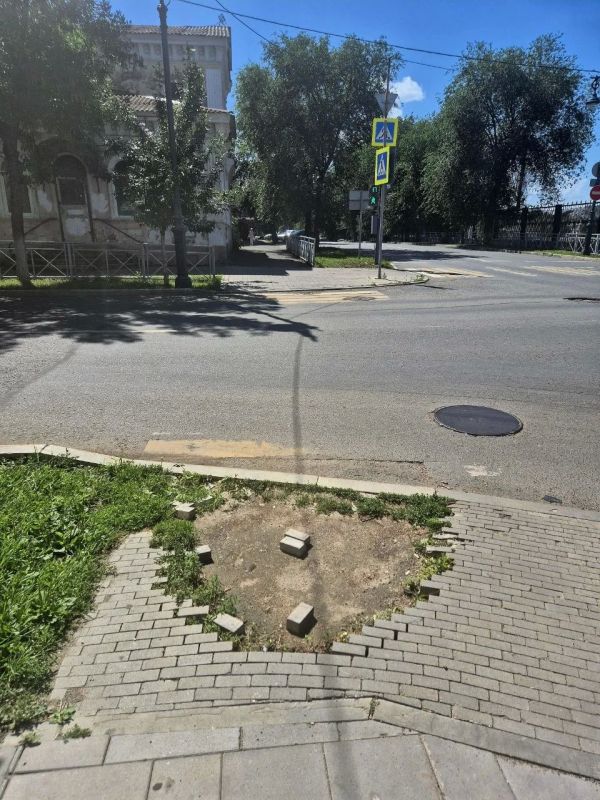 Опасный тротуар в Оренбурге: на перекрестке Кобозева — Краснознаменная разрушено покрытие