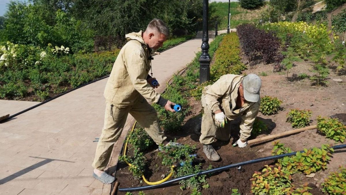 На Елизаветинском спуске в Оренбурге начали монтировать систему капельного полива На Елизаветинском спуске в Оренбурге начали монтировать систему капельного полива