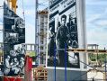 В Орске на стелу «Город трудовой доблести» начали устанавливать панели с фотографиями военного времени