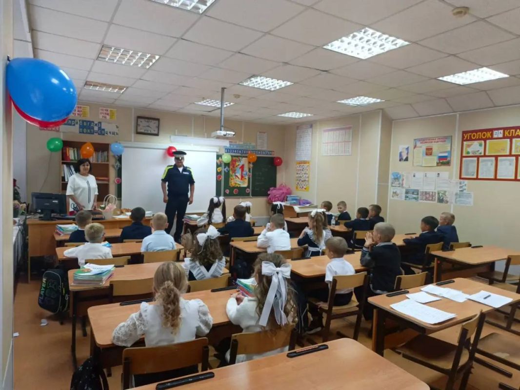 В День знаний 1 сентября - заместитель командира отдельного взвода ДПС Госавтоинспекции МО МВД России «Кувандыкский» посетил 2 школу города Кувандыка, где провёл профилактическую беседу с учащимися по соблюдению Правил... В День знаний 1 сентября - заместитель командира отдельного взвода ДПС Госавтоинспекции МО МВД России «Кувандыкский» посетил 2 школу города Кувандыка, где провёл профилактическую беседу с учащимися по соблюдению Правил...
