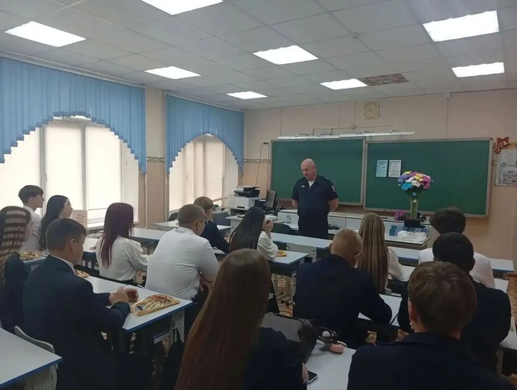 В День знаний 1 Сентября учащихся Тоцкой СОШ им.А.К Стерелюхина посетил командир дорожно-патрульной службы Госавтоинспекции Тоцкого района В День знаний 1 Сентября учащихся Тоцкой СОШ им.А.К Стерелюхина посетил командир дорожно-патрульной службы Госавтоинспекции Тоцкого района