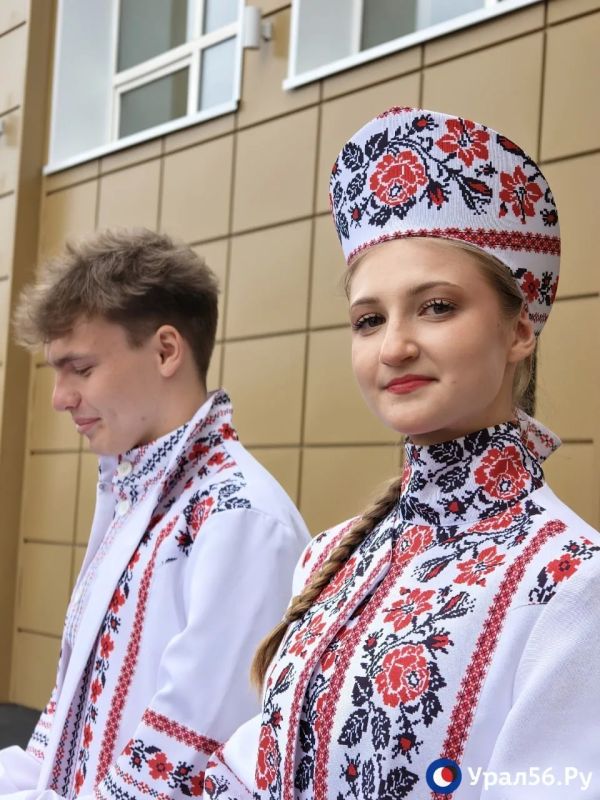 В Оренбурге продолжаются торжественные линейки В Оренбурге продолжаются торжественные линейки
