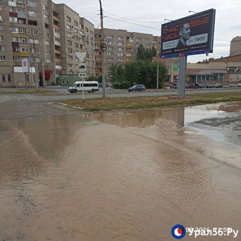 В Орске затопило остановку «Улица Сорокина» В Орске затопило остановку «Улица Сорокина»