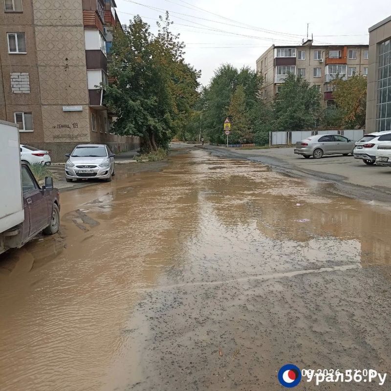 В Орске затопило остановку «Улица Сорокина» В Орске затопило остановку «Улица Сорокина»