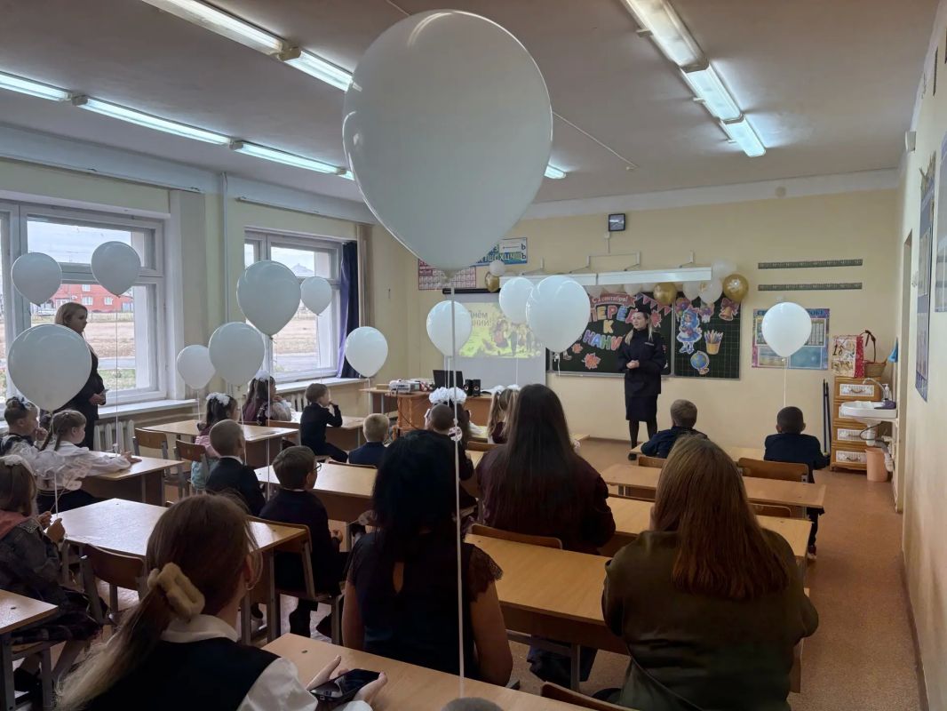 В День знаний инспектор Госавтоинспекции напомнила школьникам Новосергиевского района о безопасности на дороге В День знаний инспектор Госавтоинспекции напомнила школьникам Новосергиевского района о безопасности на дороге
