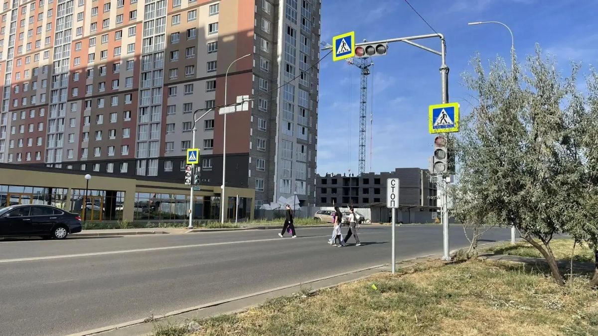 В Оренбурге установили новый светофор для пешеходов на улице Неплюева В Оренбурге установили новый светофор для пешеходов на улице Неплюева