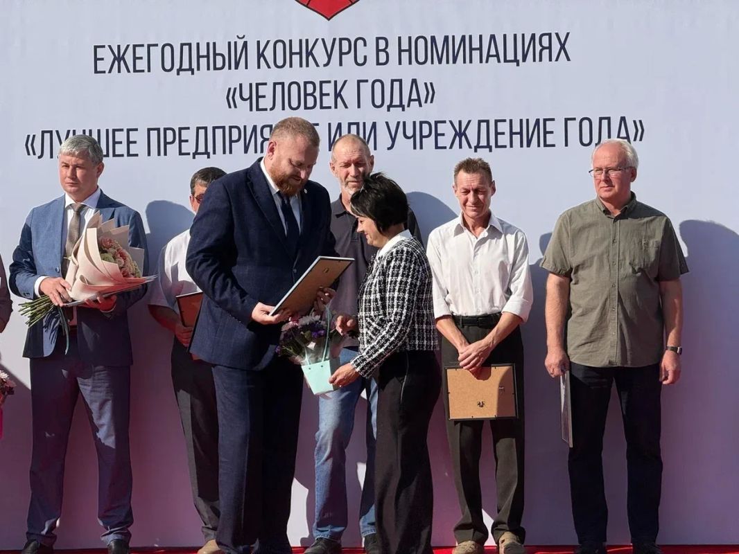 В Орске открыли городскую Доску Почета В Орске открыли городскую Доску Почета