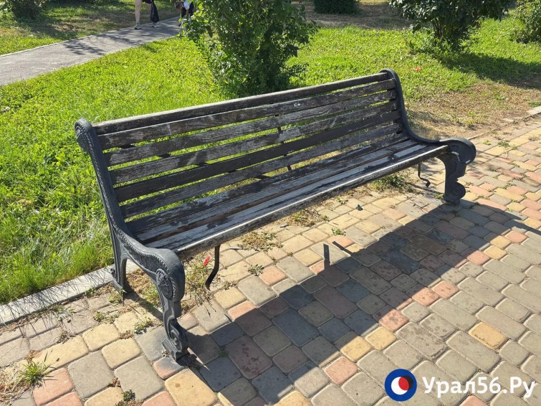 В Оренбурге постепенно разрушается сквер имени Лебедева и Сираева, благоустроенный за миллионы В Оренбурге постепенно разрушается сквер имени Лебедева и Сираева, благоустроенный за миллионы