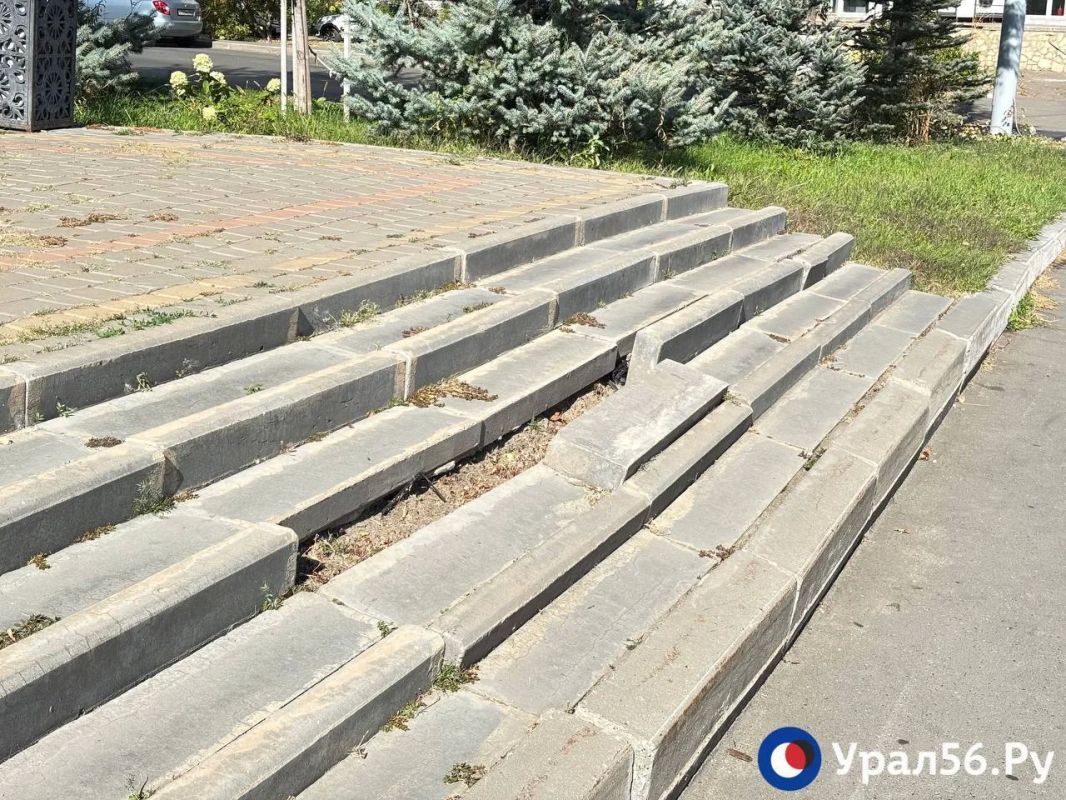 В Оренбурге постепенно разрушается сквер имени Лебедева и Сираева, благоустроенный за миллионы В Оренбурге постепенно разрушается сквер имени Лебедева и Сираева, благоустроенный за миллионы