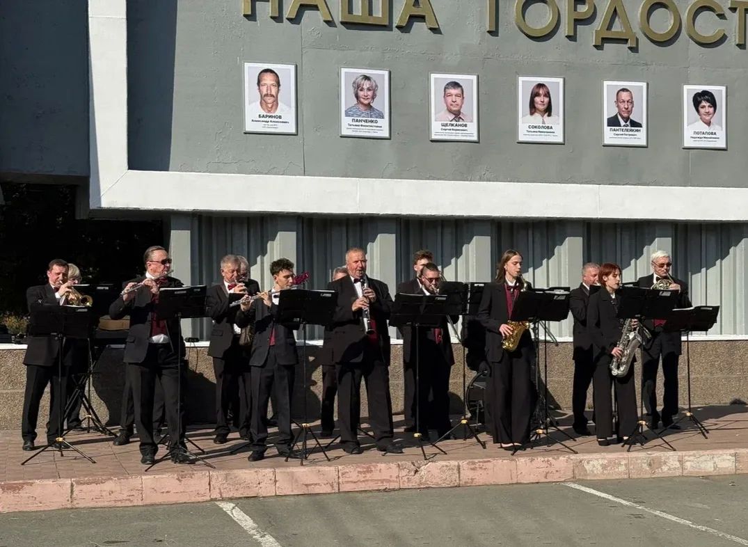 В Орске открыли городскую Доску Почета В Орске открыли городскую Доску Почета