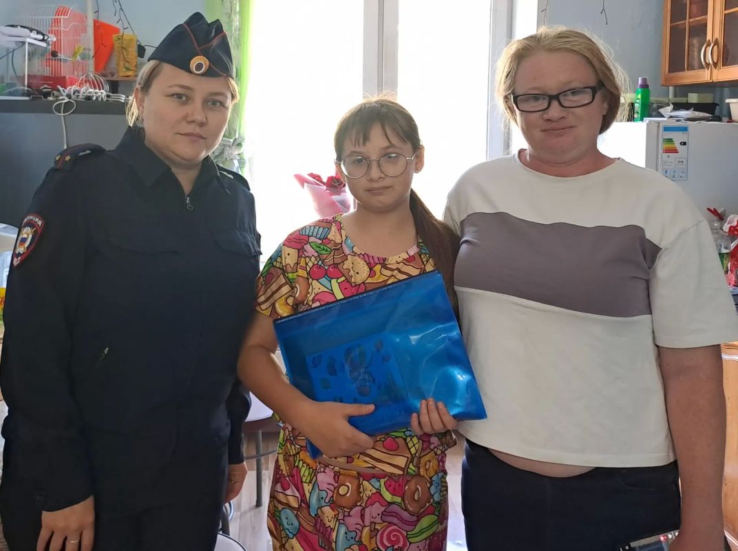 Полицейские Оренбургской области поддержали школьников в рамках акции «Помоги пойти учиться» Полицейские Оренбургской области поддержали школьников в рамках акции «Помоги пойти учиться»