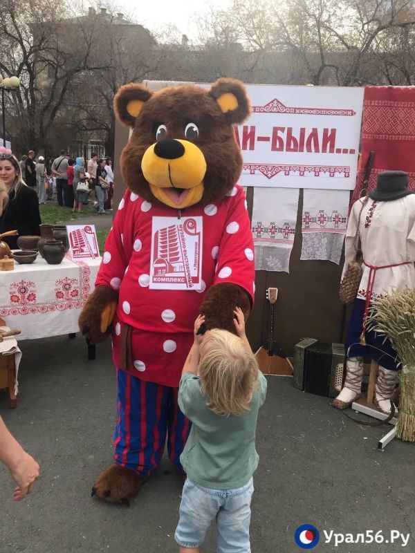 Медведь, балалайки, самовары и сушки: На празднике в честь дня города заработали интерактивные площадки Медведь, балалайки, самовары и сушки: На празднике в честь дня города заработали интерактивные площадки