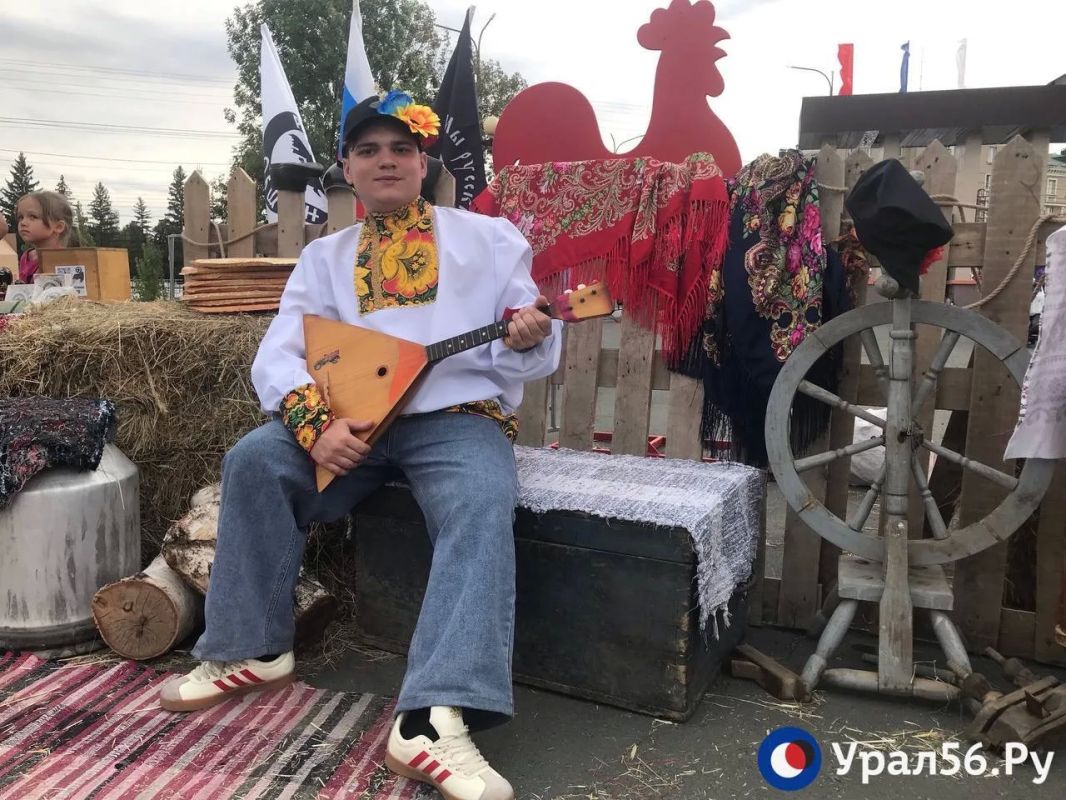 Медведь, балалайки, самовары и сушки: На празднике в честь дня города заработали интерактивные площадки Медведь, балалайки, самовары и сушки: На празднике в честь дня города заработали интерактивные площадки