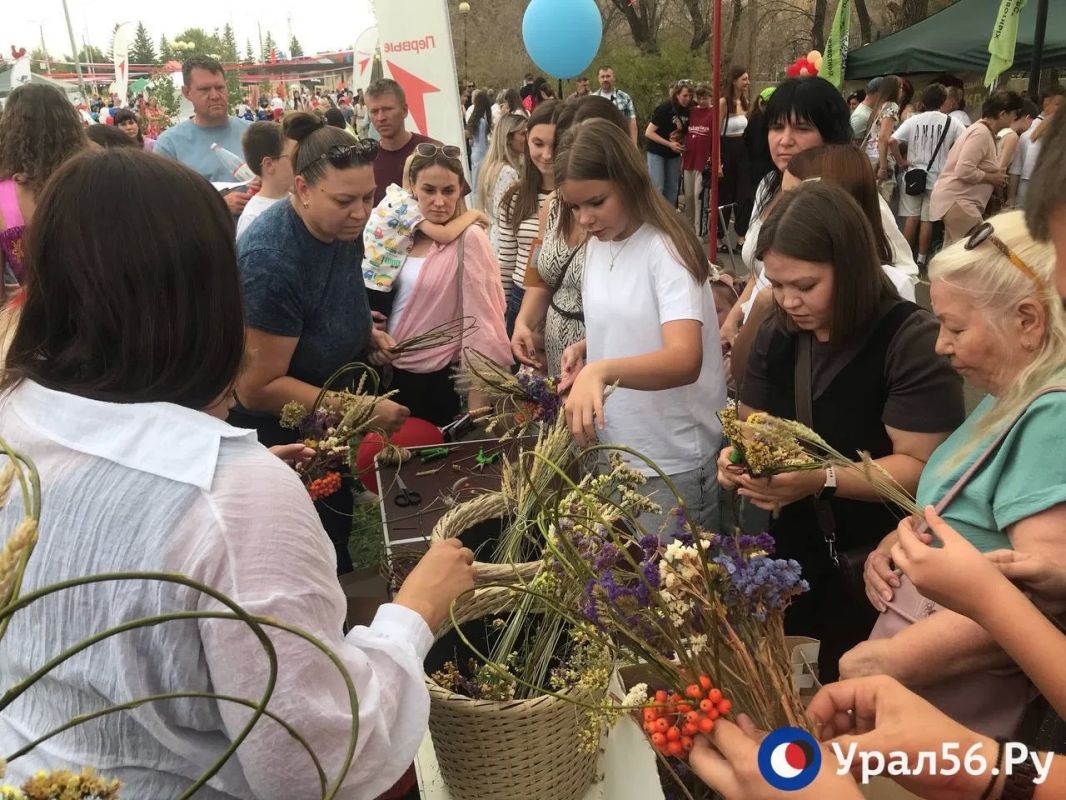 Медведь, балалайки, самовары и сушки: На празднике в честь дня города заработали интерактивные площадки Медведь, балалайки, самовары и сушки: На празднике в честь дня города заработали интерактивные площадки