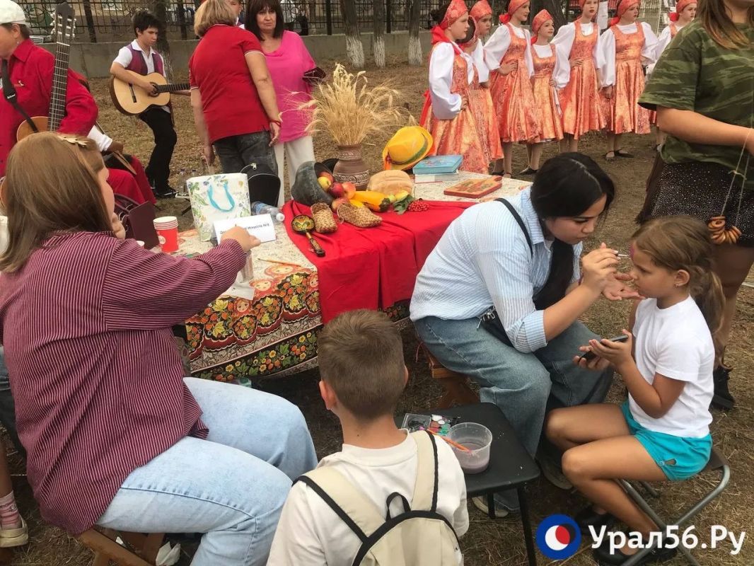 Медведь, балалайки, самовары и сушки: На празднике в честь дня города заработали интерактивные площадки Медведь, балалайки, самовары и сушки: На празднике в честь дня города заработали интерактивные площадки