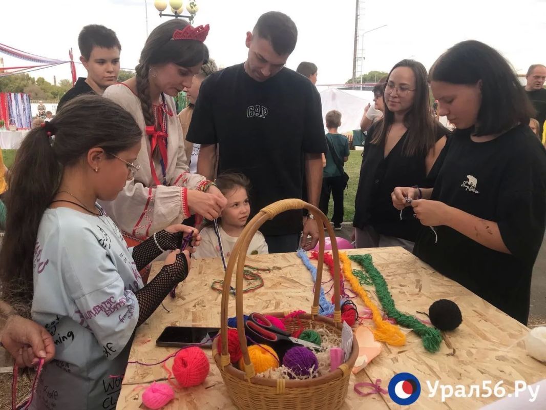 Медведь, балалайки, самовары и сушки: На празднике в честь дня города заработали интерактивные площадки Медведь, балалайки, самовары и сушки: На празднике в честь дня города заработали интерактивные площадки