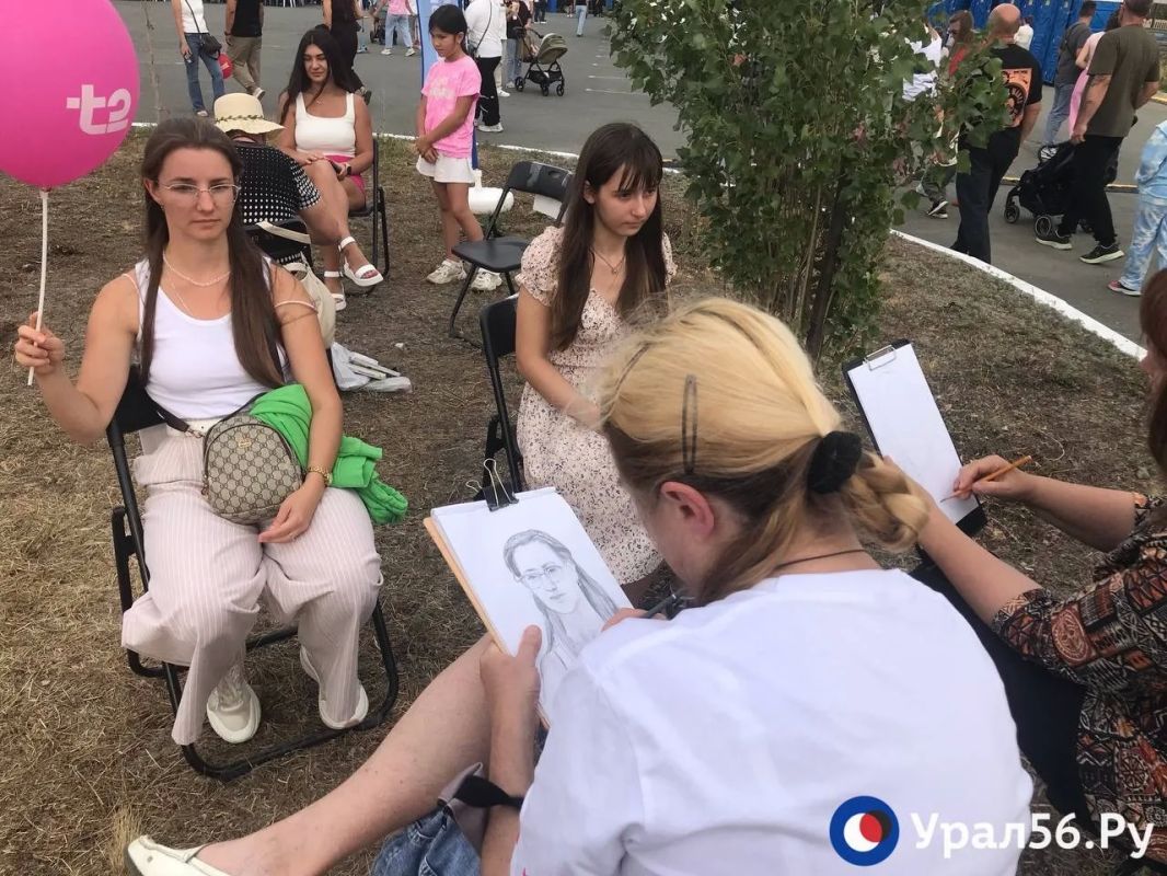 Медведь, балалайки, самовары и сушки: На празднике в честь дня города заработали интерактивные площадки Медведь, балалайки, самовары и сушки: На празднике в честь дня города заработали интерактивные площадки