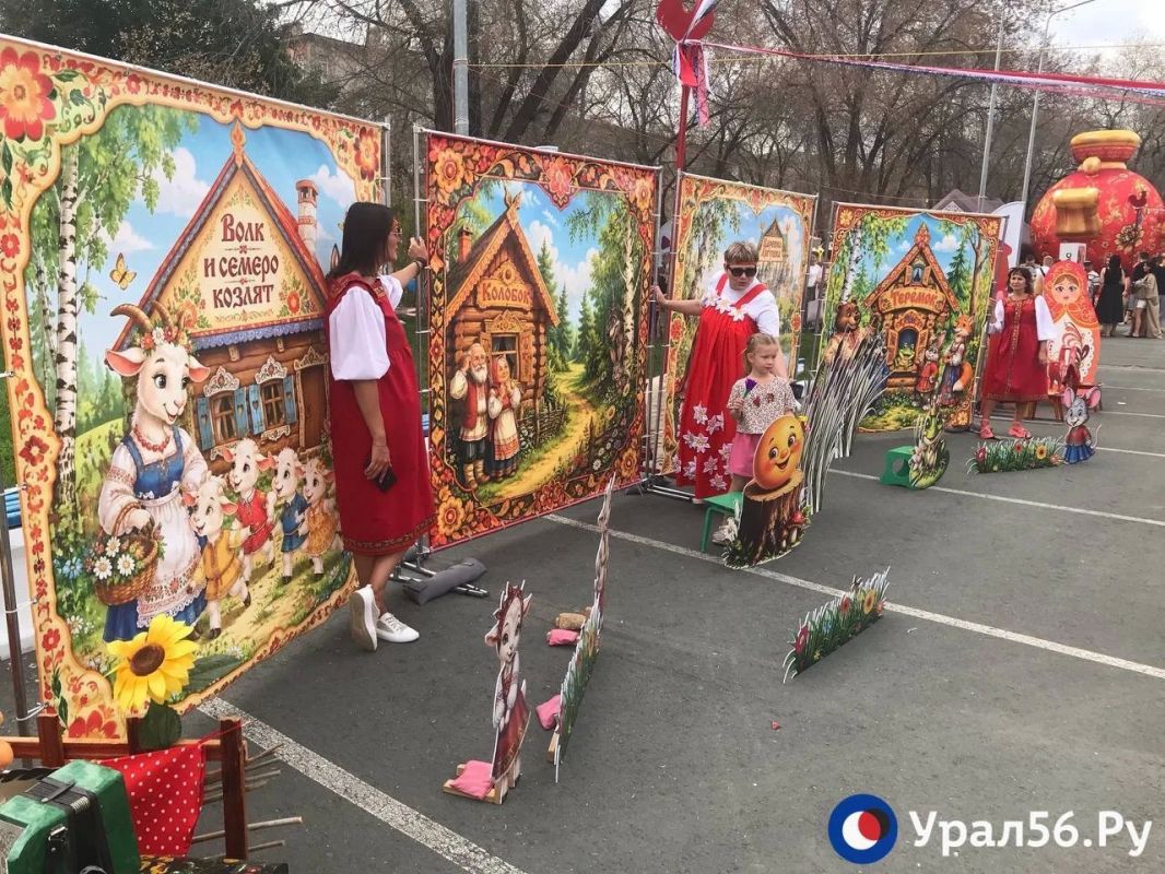 Медведь, балалайки, самовары и сушки: На празднике в честь дня города заработали интерактивные площадки Медведь, балалайки, самовары и сушки: На празднике в честь дня города заработали интерактивные площадки