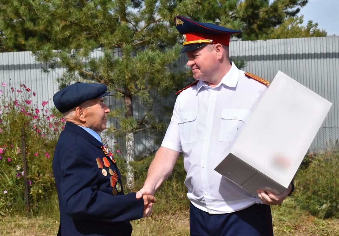 Офицеры СК России по Оренбургской области поздравили ветерана Великой Отечественной войны с юбилеем Офицеры СК России по Оренбургской области поздравили ветерана Великой Отечественной войны с юбилеем