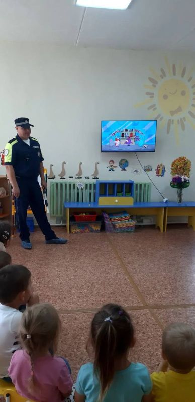 Инспекторы отдельного взвода ДПС ГИБДД МО МВД России «Кувандыкский»посетили детские сады города Медногорска в рамках профилактического мероприятия «Внимание - дети!», где провели с воспитанниками профилактические беседы по... Инспекторы отдельного взвода ДПС ГИБДД МО МВД России «Кувандыкский»посетили детские сады города Медногорска в рамках профилактического мероприятия «Внимание - дети!», где провели с воспитанниками профилактические беседы по...