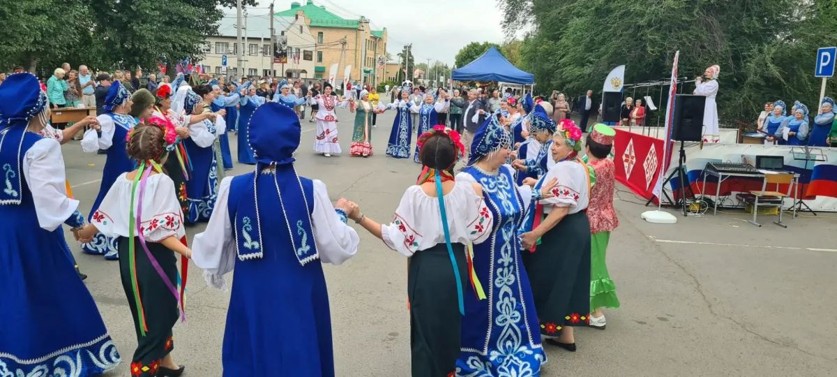 В посёлке Новосергиевка ярко и масштабно прошел областной фестиваль мордовской культуры «Шумбрат» В посёлке Новосергиевка ярко и масштабно прошел областной фестиваль мордовской культуры «Шумбрат»