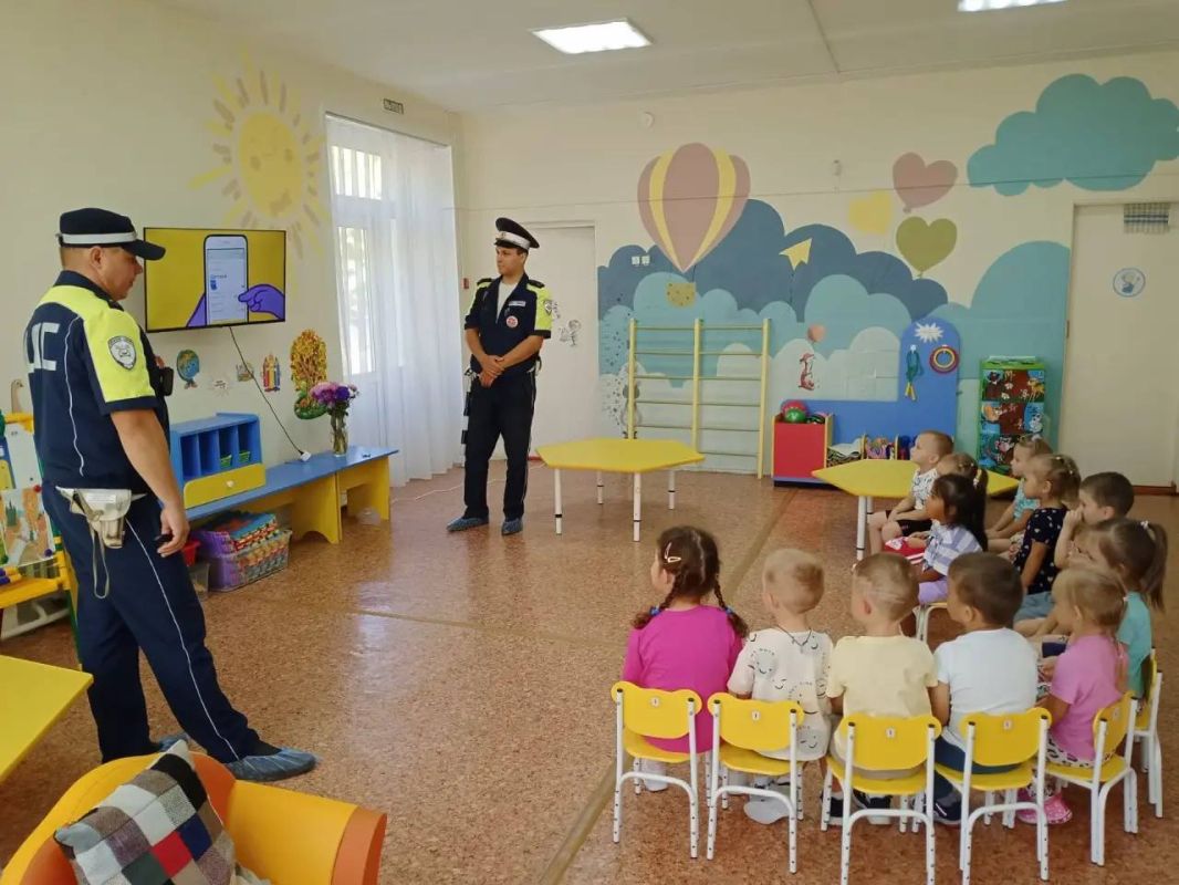 Инспекторы отдельного взвода ДПС ГИБДД МО МВД России «Кувандыкский»посетили детские сады города Медногорска в рамках профилактического мероприятия «Внимание - дети!», где провели с воспитанниками профилактические беседы по... Инспекторы отдельного взвода ДПС ГИБДД МО МВД России «Кувандыкский»посетили детские сады города Медногорска в рамках профилактического мероприятия «Внимание - дети!», где провели с воспитанниками профилактические беседы по...