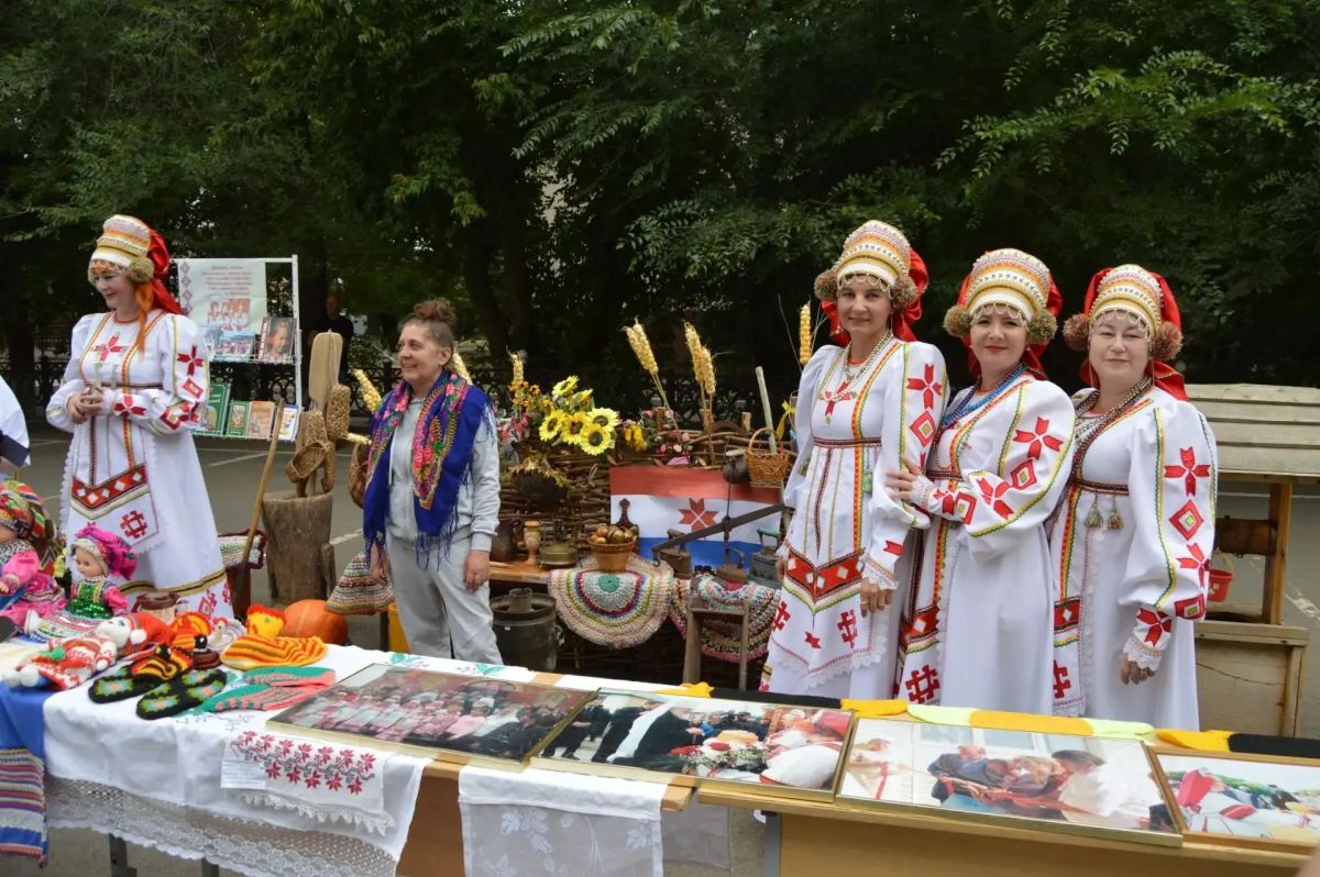 В посёлке Новосергиевка ярко и масштабно прошел областной фестиваль мордовской культуры «Шумбрат» В посёлке Новосергиевка ярко и масштабно прошел областной фестиваль мордовской культуры «Шумбрат»
