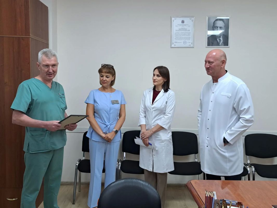 В Бузулукской больнице скорой медицинской помощи им. академика Н.А. Семашко по случаю юбилейного дня рождения чествовали заведующего травматологическим отделением, Отличника здравоохранения РФ Валерия Григорьева В Бузулукской больнице скорой медицинской помощи им. академика Н.А. Семашко по случаю юбилейного дня рождения чествовали заведующего травматологическим отделением, Отличника здравоохранения РФ Валерия Григорьева