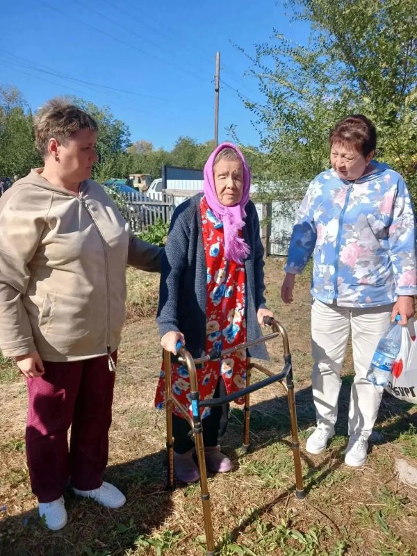 Социальные работники Беляевского района поддержали пожилых жителей во время степных пожаров