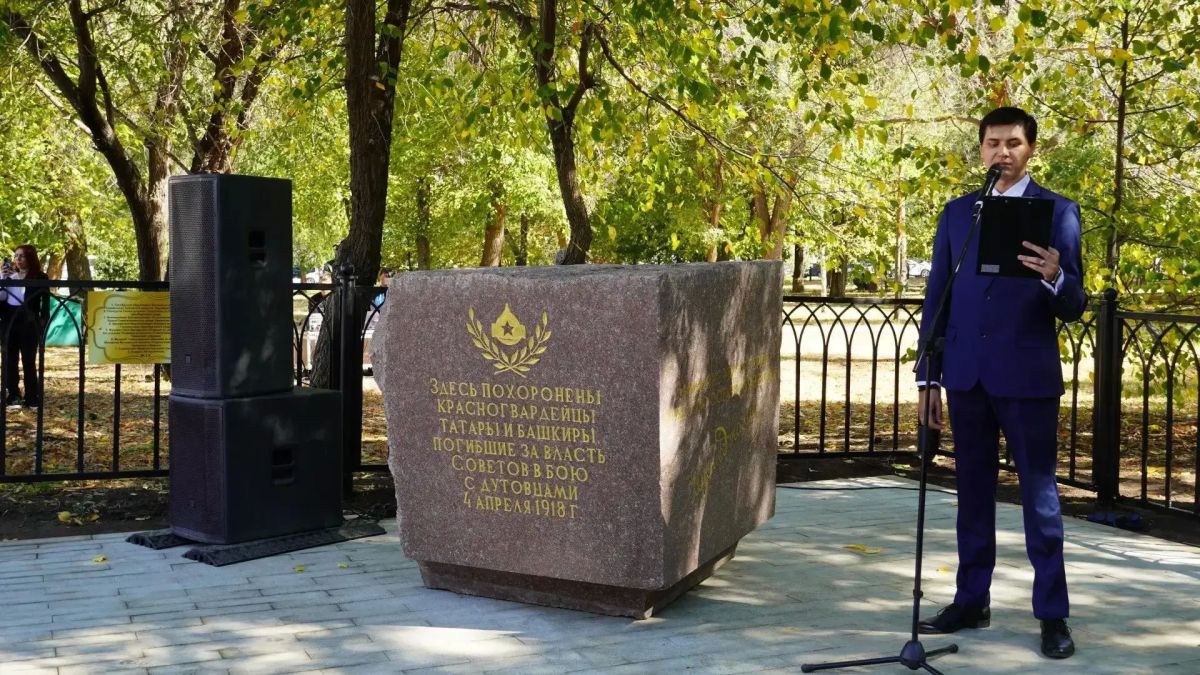 Памятный камень красногвардейцаммусульманам вернулся на историческое место в Оренбурге Памятный камень красногвардейцаммусульманам вернулся на историческое место в Оренбурге