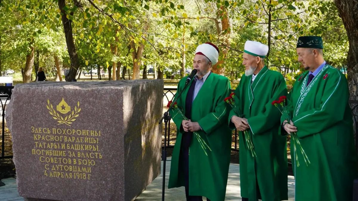 Памятный камень красногвардейцаммусульманам вернулся на историческое место в Оренбурге Памятный камень красногвардейцаммусульманам вернулся на историческое место в Оренбурге
