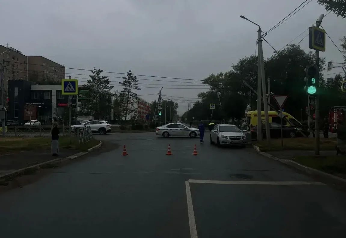 В Оренбурге сотрудники Госавтоинспекции устанавливают обстоятельства ДТП на улице Салмышской В Оренбурге сотрудники Госавтоинспекции устанавливают обстоятельства ДТП на улице Салмышской