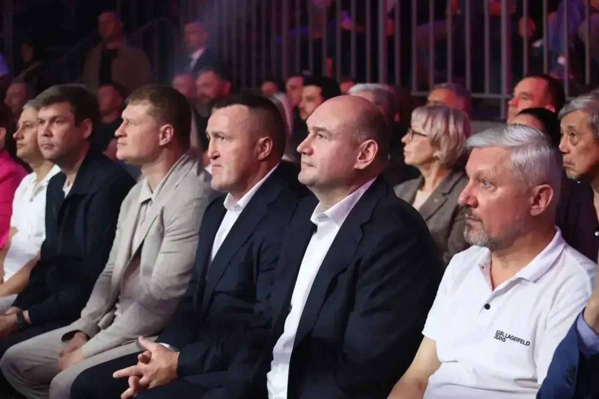 В эти минуты на арене «Марсово поле» проходит вечер профессионального бокса В эти минуты на арене «Марсово поле» проходит вечер профессионального бокса