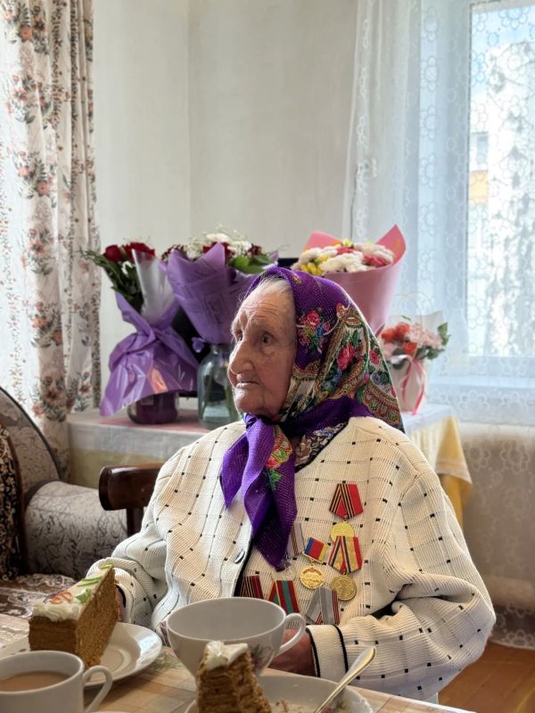Глава Орска поздравил с вековым юбилеем Елизавету Поповкину Глава Орска поздравил с вековым юбилеем Елизавету Поповкину