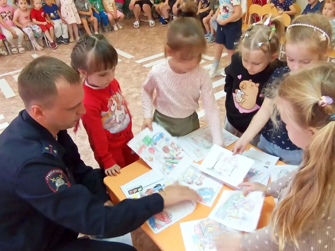 В рамках профилактического мероприятия «Внимание, дети!» сотрудник Госавтоинспекции МУ МВД России «Орское» провёл беседу по правилам дорожного движения в детском саду №21 города Новотроицка В рамках профилактического мероприятия «Внимание, дети!» сотрудник Госавтоинспекции МУ МВД России «Орское» провёл беседу по правилам дорожного движения в детском саду №21 города Новотроицка