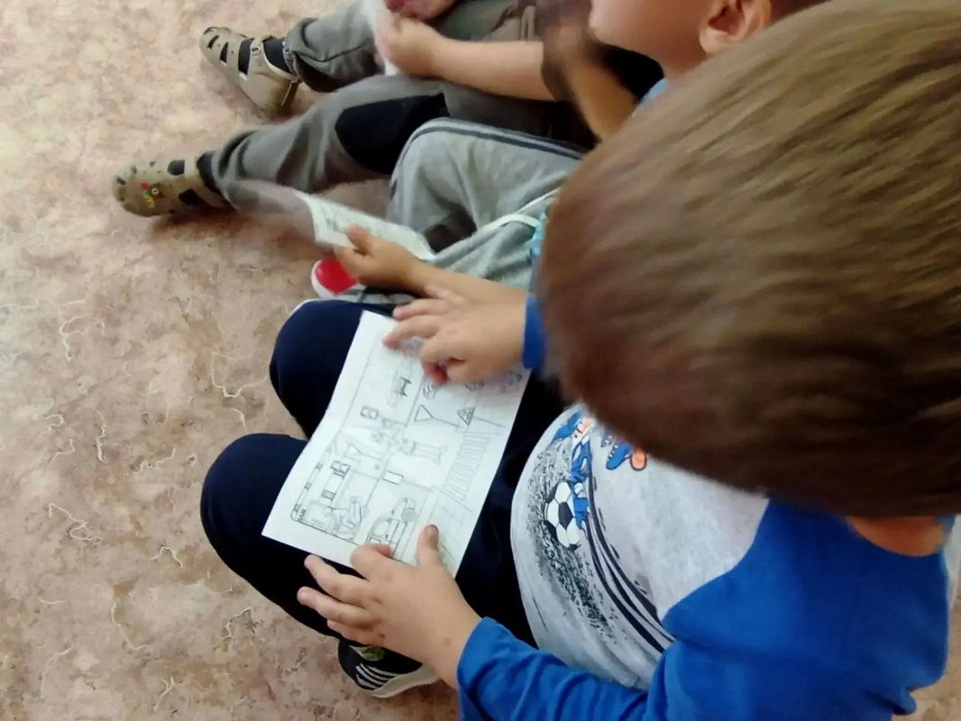 В рамках профилактического мероприятия «Внимание, дети!» сотрудник Госавтоинспекции МУ МВД России «Орское» провёл беседу по правилам дорожного движения в детском саду №21 города Новотроицка В рамках профилактического мероприятия «Внимание, дети!» сотрудник Госавтоинспекции МУ МВД России «Орское» провёл беседу по правилам дорожного движения в детском саду №21 города Новотроицка