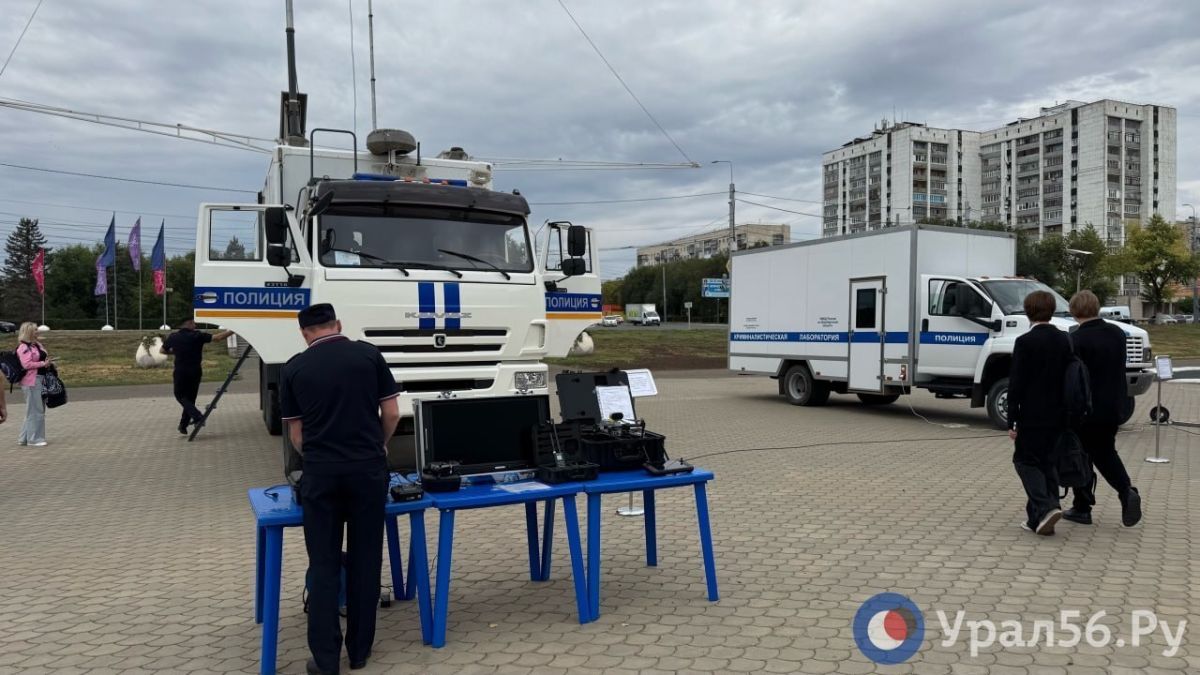Почему у СКК «Оренбуржье» сегодня много полиции? Почему у СКК «Оренбуржье» сегодня много полиции?