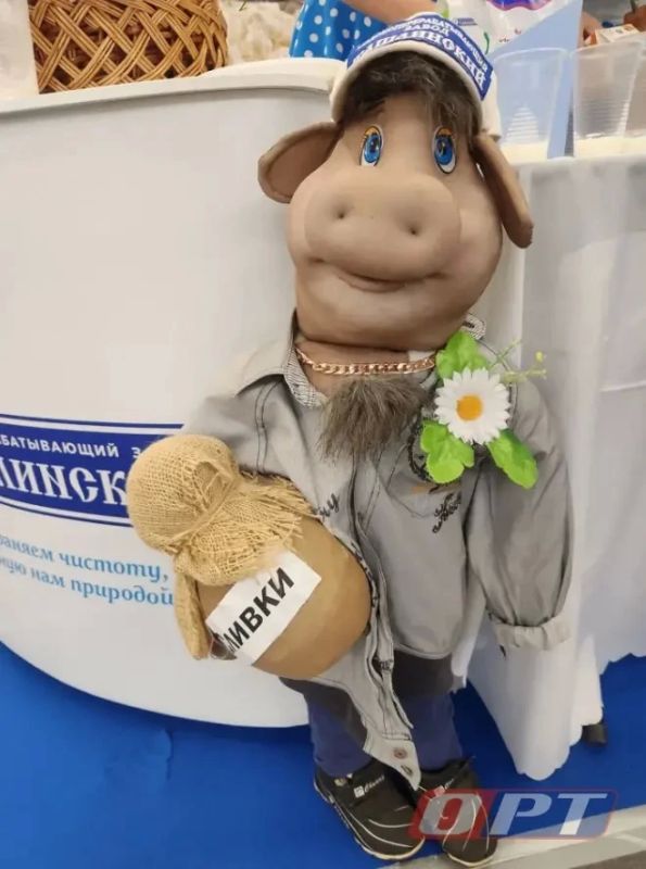 Евгений Солнцев знакомится с экспозициями, представленными на площадке выставки-форума «Меновой двор» Евгений Солнцев знакомится с экспозициями, представленными на площадке выставки-форума «Меновой двор»