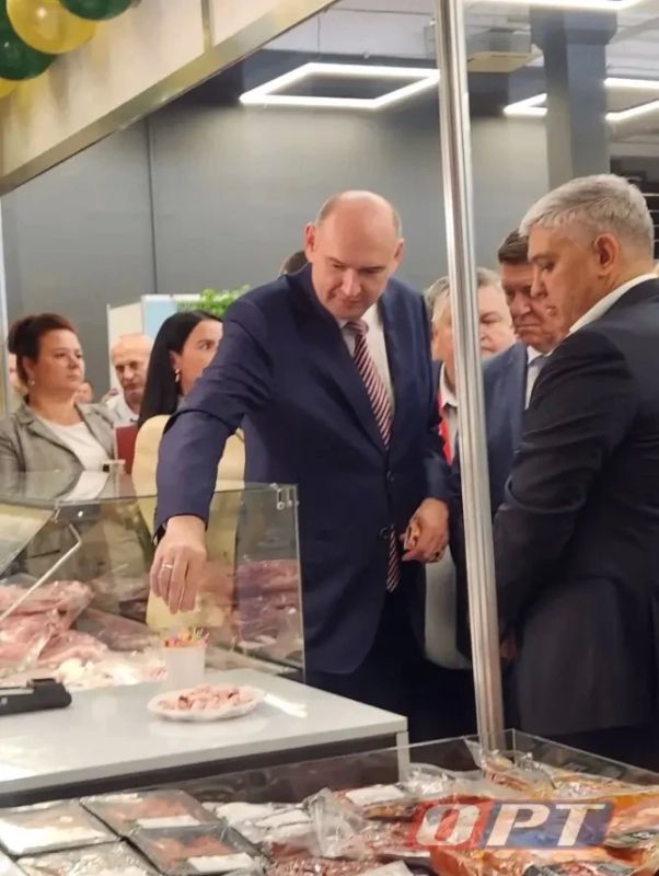 Евгений Солнцев знакомится с экспозициями, представленными на площадке выставки-форума «Меновой двор» Евгений Солнцев знакомится с экспозициями, представленными на площадке выставки-форума «Меновой двор»