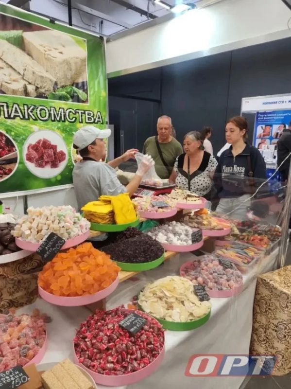 Евгений Солнцев знакомится с экспозициями, представленными на площадке выставки-форума «Меновой двор» Евгений Солнцев знакомится с экспозициями, представленными на площадке выставки-форума «Меновой двор»