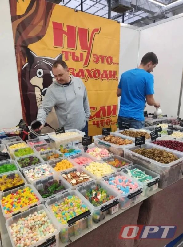 Евгений Солнцев знакомится с экспозициями, представленными на площадке выставки-форума «Меновой двор» Евгений Солнцев знакомится с экспозициями, представленными на площадке выставки-форума «Меновой двор»