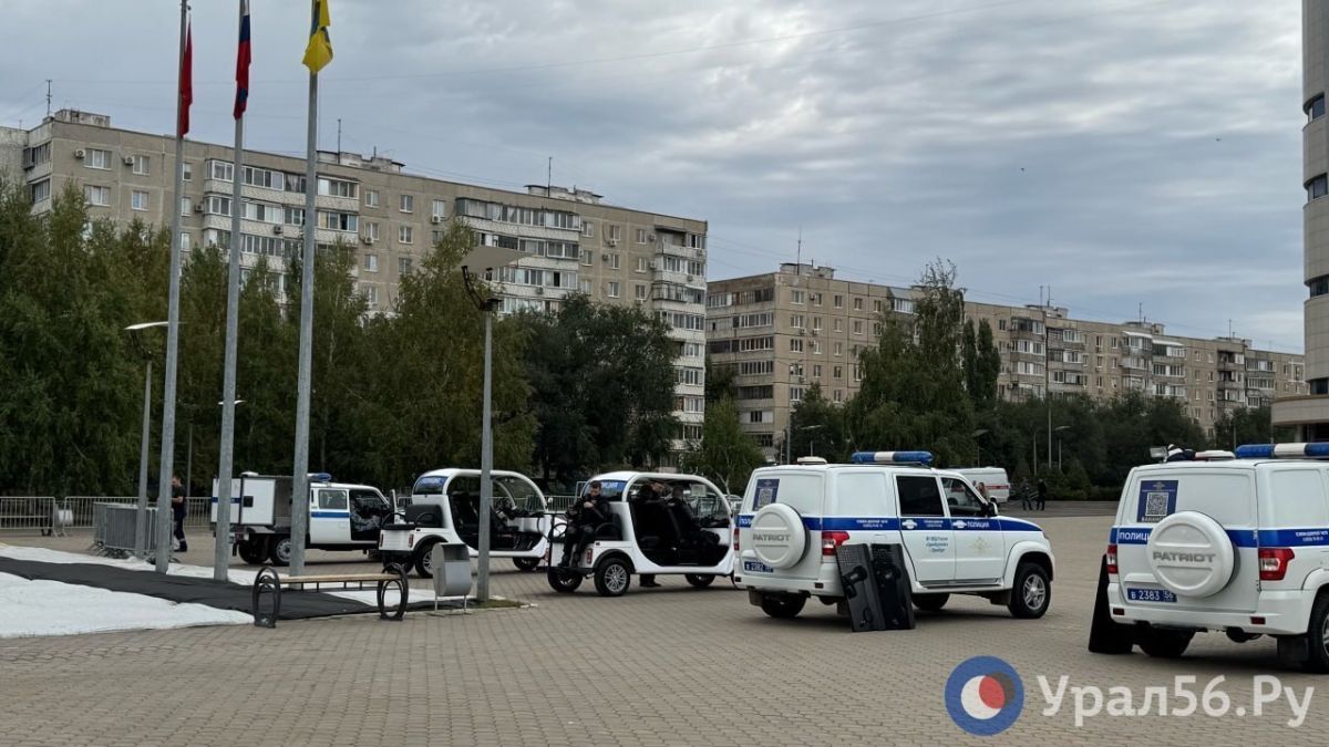 Почему у СКК «Оренбуржье» сегодня много полиции? Почему у СКК «Оренбуржье» сегодня много полиции?