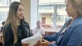 Пледы дарят на избирательных участках впервые проголосовавшим оренбуржцам