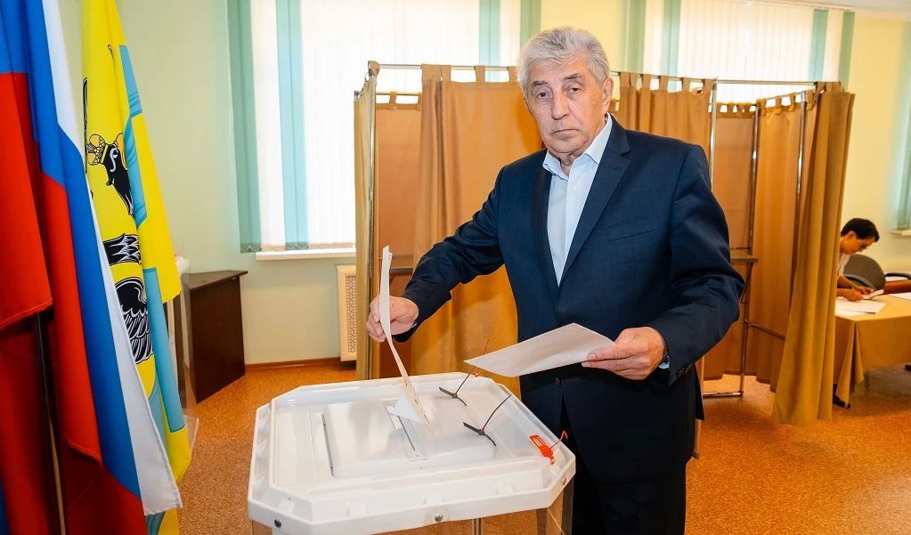 Свой выбор в первый день голосования уже сделал председатель Заксобрания Сергей Грачев Свой выбор в первый день голосования уже сделал председатель Заксобрания Сергей Грачев