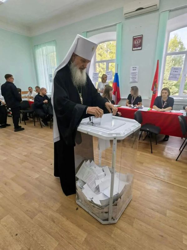 В голосовании приняли участие митрополит Оренбургский и Саракташский Пётр и муфтий Альфитхазрат Шарипов В голосовании приняли участие митрополит Оренбургский и Саракташский Пётр и муфтий Альфитхазрат Шарипов