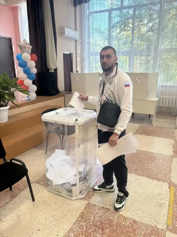 Спортсмены и тренеры Оренбурга сегодня активно голосуют на выборах Спортсмены и тренеры Оренбурга сегодня активно голосуют на выборах