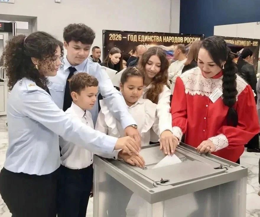 Многодетная семья Казарян из Бузулукского района пришла на избирательный участок, чтобы исполнить свой гражданский долг Многодетная семья Казарян из Бузулукского района пришла на избирательный участок, чтобы исполнить свой гражданский долг