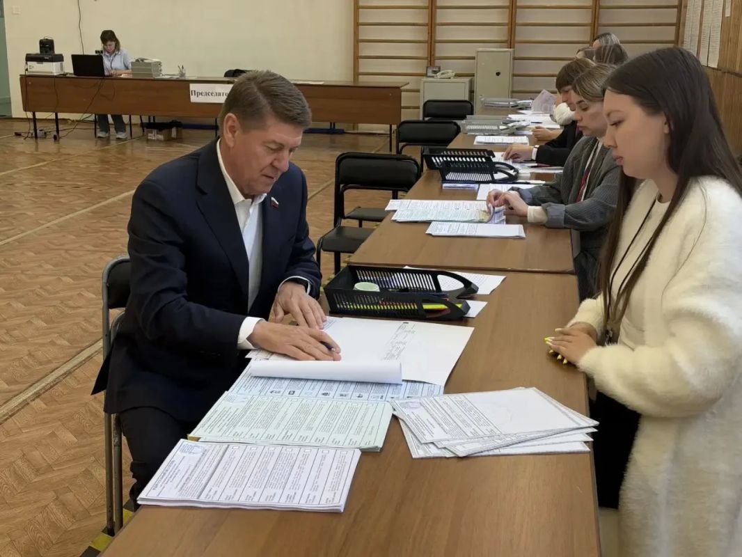 Сенатор Российской Федерации от Оренбургской области Андрей Шевченко посетил свой избирательный участок и отдал голос на текущих выборах Сенатор Российской Федерации от Оренбургской области Андрей Шевченко посетил свой избирательный участок и отдал голос на текущих выборах